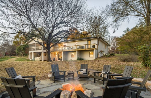 Extreme privacy/Acreage/Hot Tub/Mountain Views/Central!