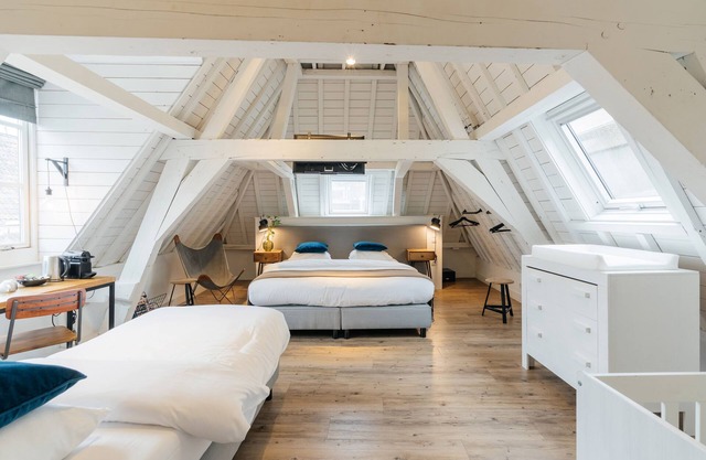 Eye Hotel