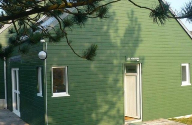 Family home in Bréhal, 2 bedrooms, terrace, BBQ, parking, pets allowed, wifi included
