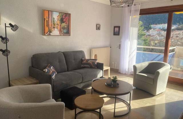 F2 with parking, terrace & wifi in Amélie-les-Bains, pets allowed