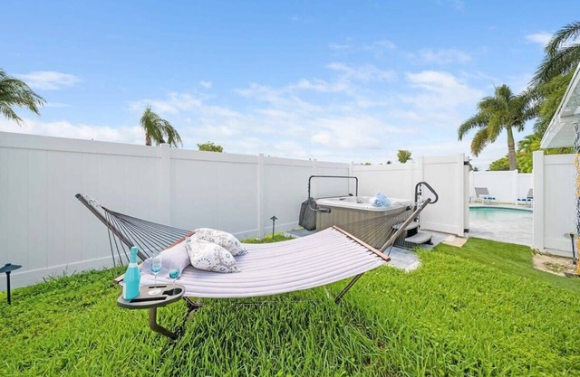 Fab Studio|Hot Tub|Gourmet Kitchen|2.6 mi to Beach