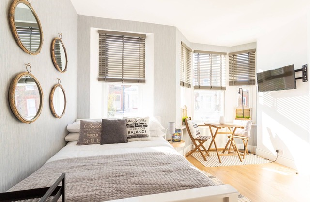 Fabulous 1 Bed Studio Flat in West Kilburn by Queen Park for 2 people