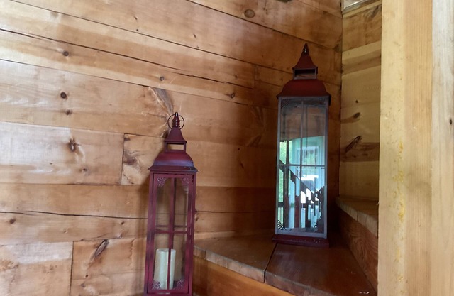 Fabulous cabin with AC in charming Hillsboro