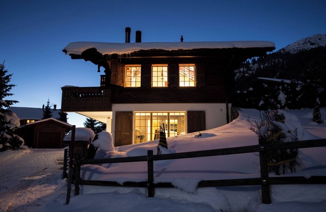 Fabulous chalet, stunning views , indoor jacuzzi, walking distance of ski lifts