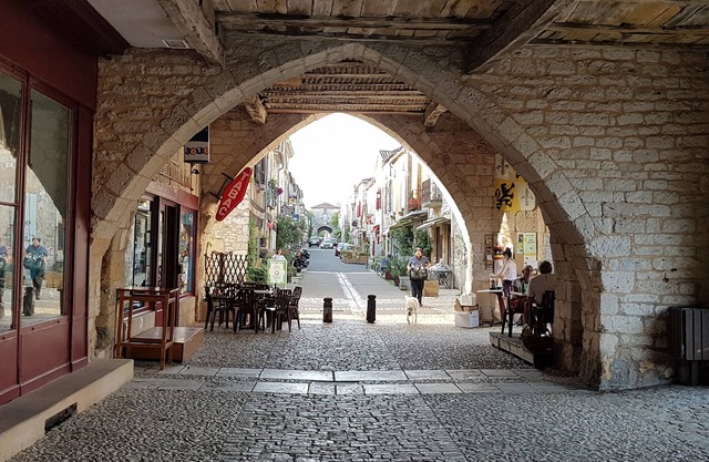 Fabulous 1 bedroom ground floor apartment with own entrance. 3km from Belves.