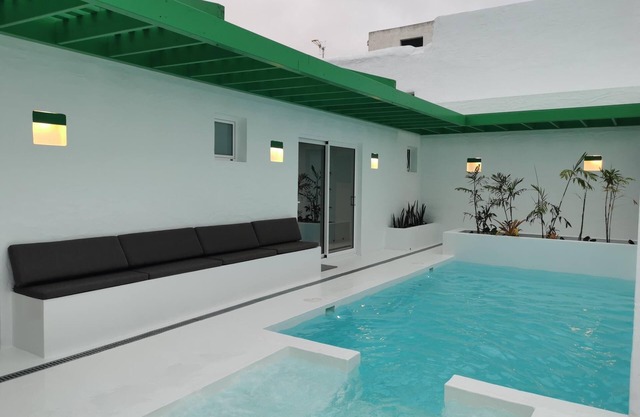Fabulous two bedroom country villa with pool and jacuzzi, free parking & BBQ