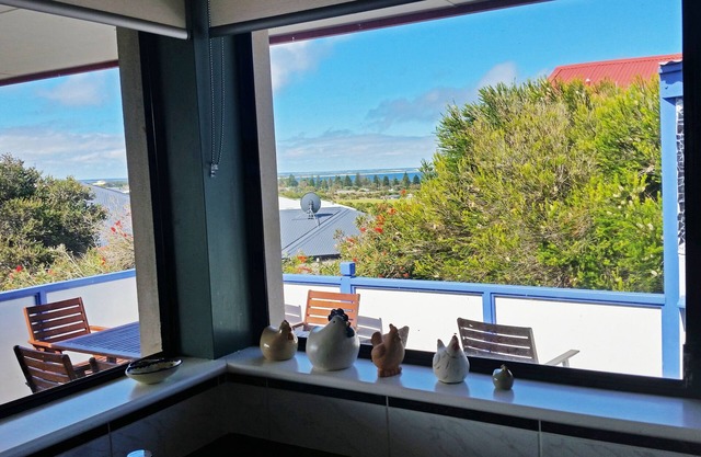 FABULOUS WEST BEACH ESPERANCE HOME WITH VIEWS. PET FRIENDLY.