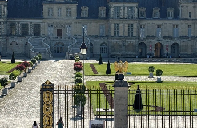 Facing the Château de Fontainebleau, comfortable and elegant apartment