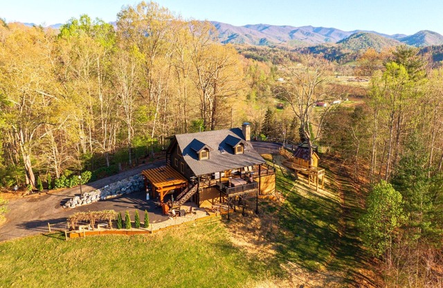 Fainting Goats! Luxe Retreat + 270° Long-Range Views near Asheville, NC