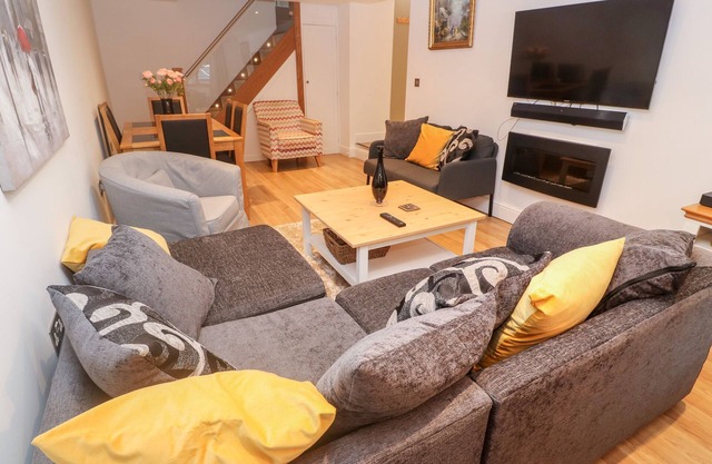 FAIR MEAD COTTAGE, pet friendly, with a garden in Saltash