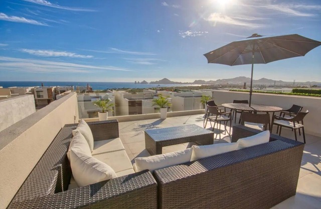 Fall Savings! Ocean view w/private Rooftop villa & 5min/downtown