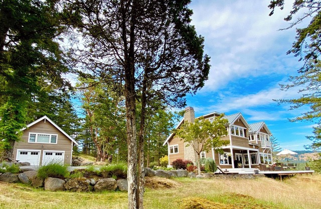 Fall Specials! Experience Deer Harbor charm in our cozy 1-bedroom loft apartment