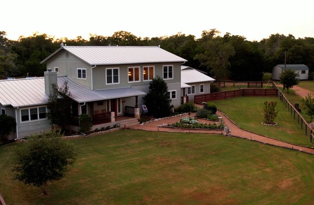 FALL UNDER THE STARS AT OUR UPSCALE, TEXAS VENUE. SLEEPS UP TO 20 GUESTS
