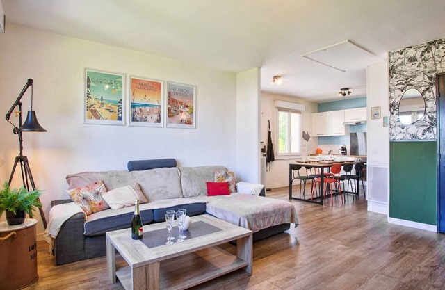 Family Retreat: Spacious Home with Garden, Terrace, and Close to Shops