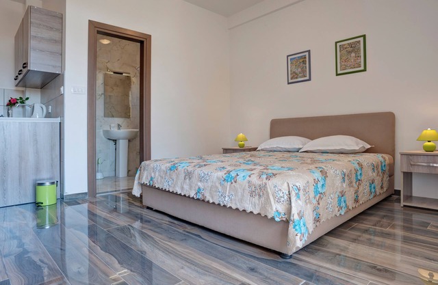Family and couple-friendly apartment in Petrovac with the view