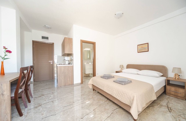 Family and couple-friendly apartment in Petrovac with the sea view