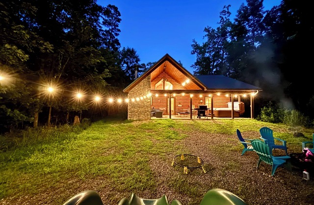 Family Cabin/Hot Tub/Firepit/Arcade/Playset/Fireplace/Games/Grill/Pet Friendly