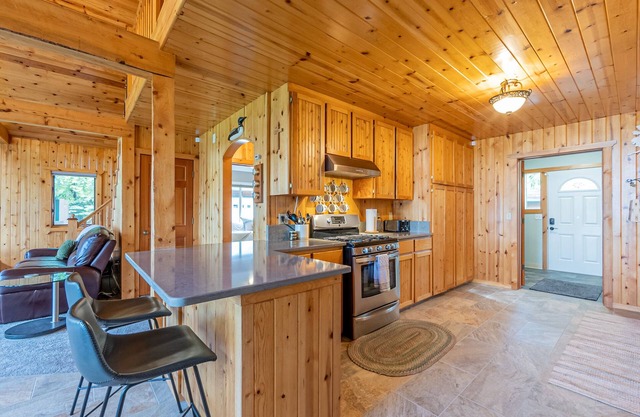 Family cabin on the shores of Big Beaver Lake - Drive, Fly or Snowmachine!n