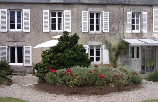 Family-friendly house in Regnéville-sur-Mer enclosed garden, near the beach
