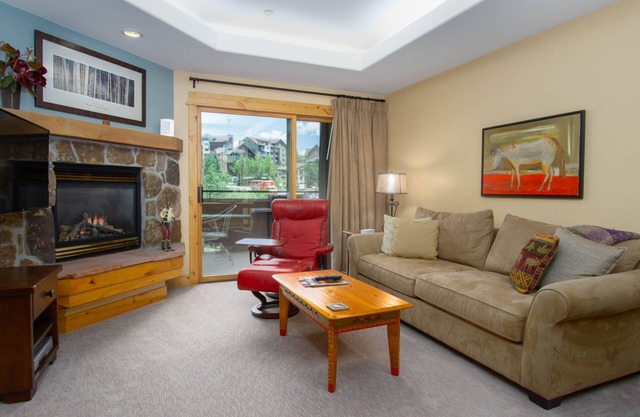 Family-friendly getaway w/creekside view & BBQ plus shared pool - near gondola