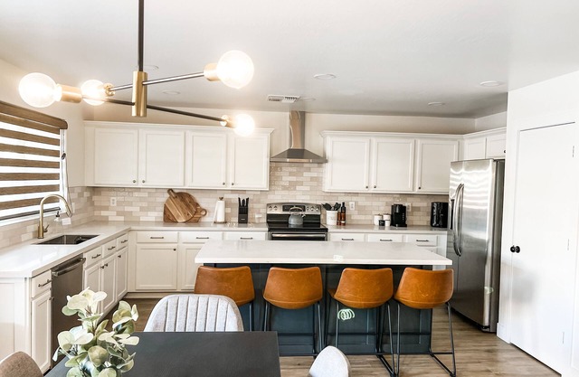 Family friendl 4 BR + king bed + outdoor dinning!