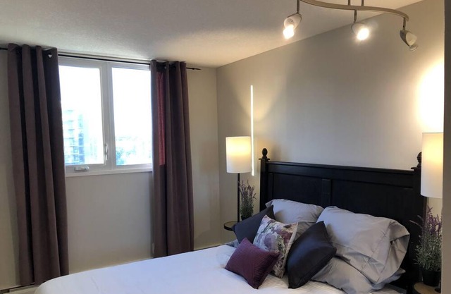 Family-friendly 2-bedroom in the heart of downtown Calgary along the Bow River