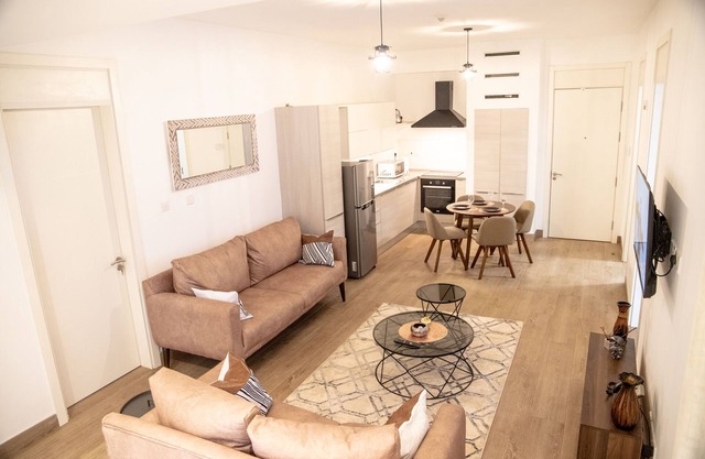 Family friendly 2 bedroom apartment with a pool and gym
