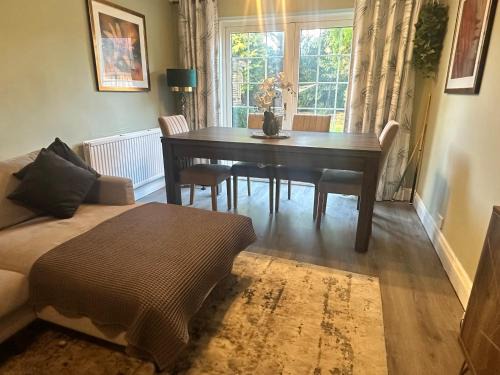 Family-Friendly 4BR Home in Sale, Manchester - Garden & Double Driveway