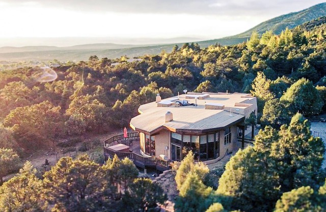 Family friendly adobe w/Hot Tub, 20 min to Taos Ski Valley - Hiking & Skiing