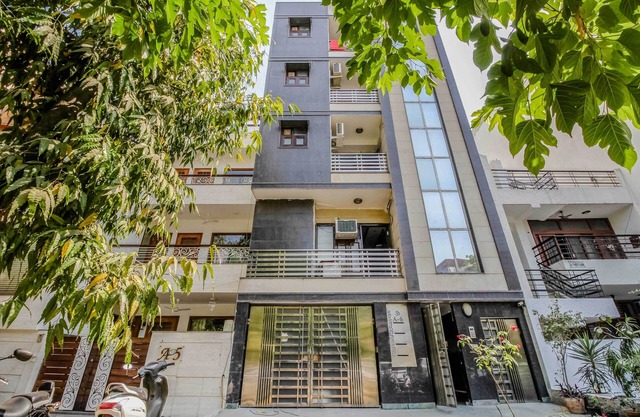 Family Friendly Apartment,3 clean rooms attached washrooms near city center