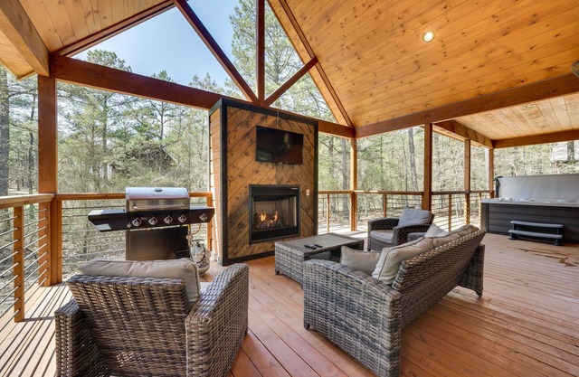 Family-Friendly Broken Bow Cabin Rental w/Hot Tub