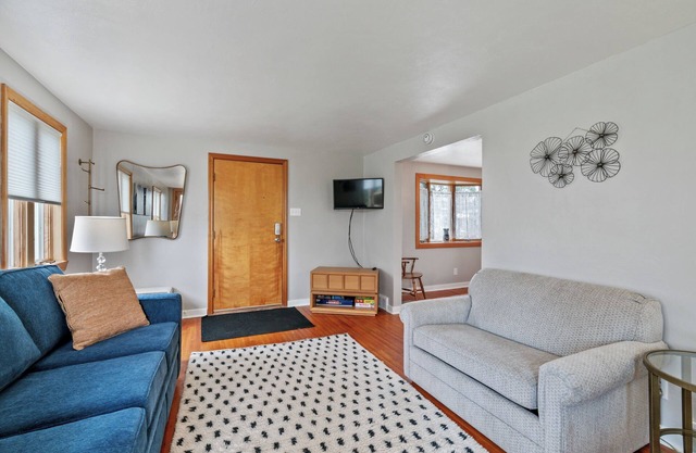 Family-Friendly Cozy Home with Deck, AC, Wi-Fi, Private Garage in Brookline