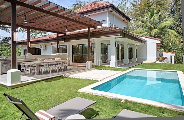 Family-friendly luxury jungle villa with pool, BBQ terrace & wildlife views