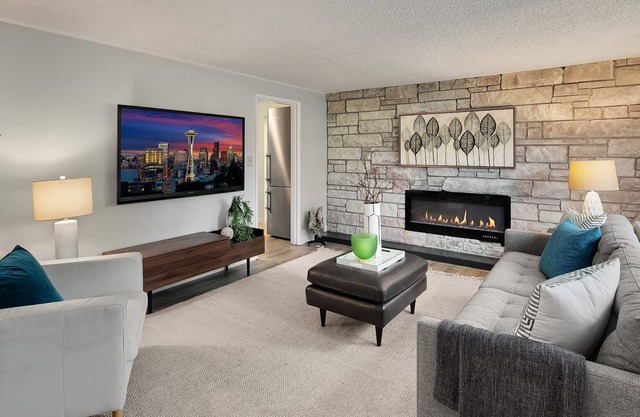 Family Friendly! Foodie kitchen w/central AC & big fenced yard. 12m to Seattle