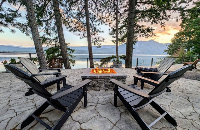 Family-friendly lakefront cabin with fire pit and deck