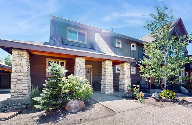 Family-friendly townhome with gas grill, fireplace, central AC and Wifi