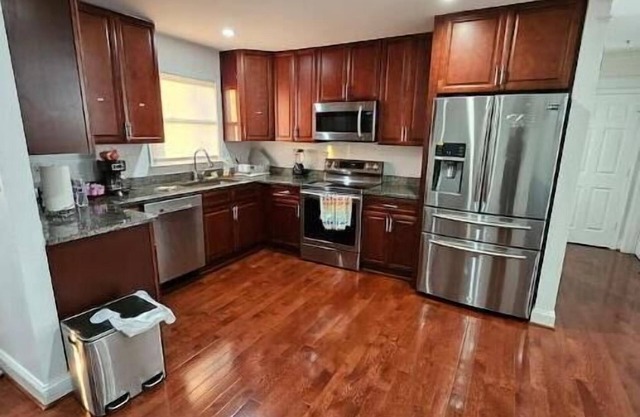 Family friendly-4Bedroom house, free 2 car driveway/street parking DC &VA acess.