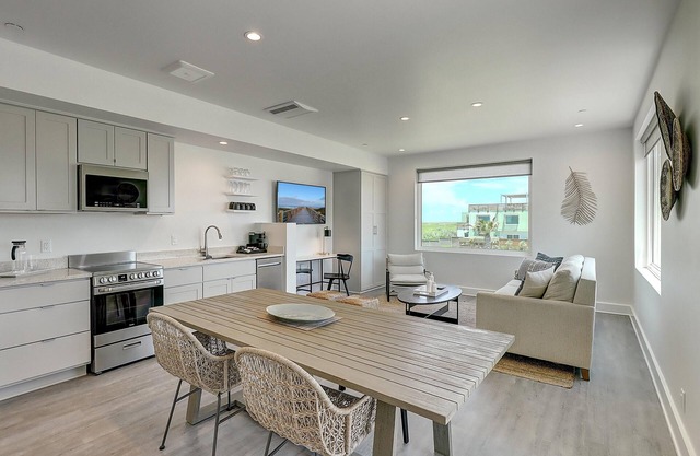Family Friendly Condo w/Gulf Views-Private Walkable Beach Access, Pool Onsite!