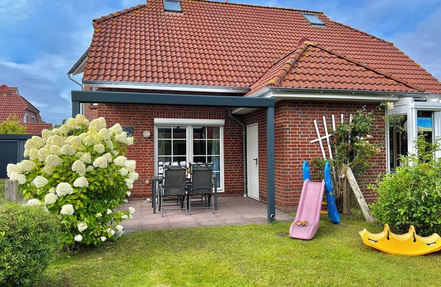 Family-friendly vacation home near the dyke, terrace and garden