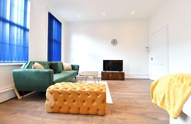 Family-Friendly West Kensington Apartment (Zone 2)