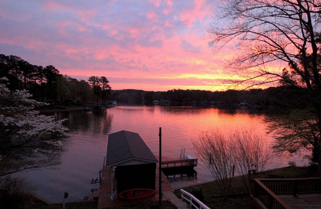 Family Fun on the Lake! 4 Bed, 3 Bath with Great Outdoor Kitchen.