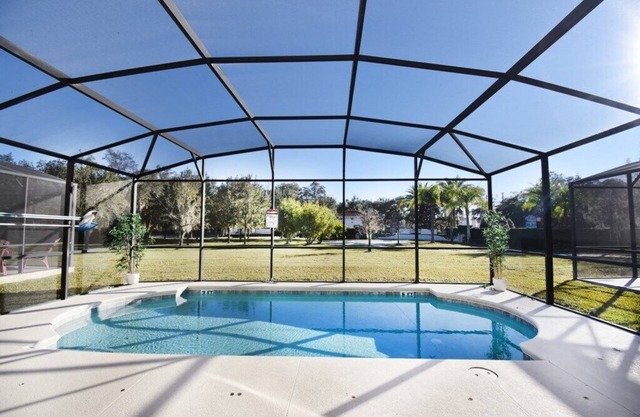 Family Getaway: Game Room, Themed Rooms & Private Yard Near Disney, BBQ!