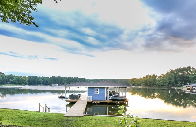 Family Getaway on Large Quiet Cove w/Great views!