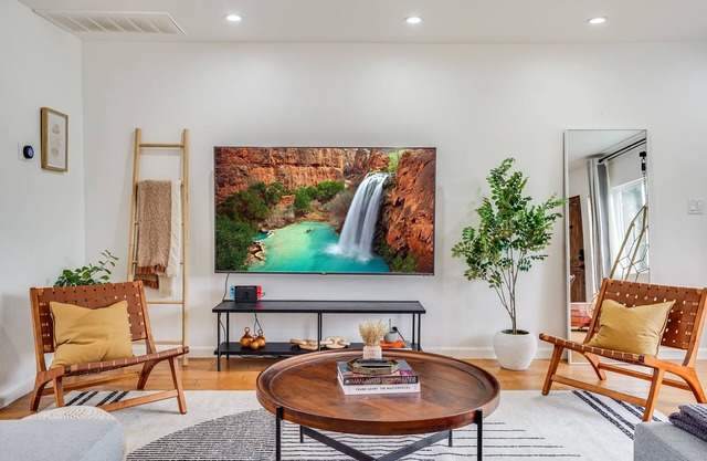 Family Getaway to LA Hot Spots, 4bd/3ba, A/C with W/D. Pets welcome!