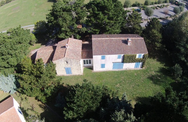 family house 150m from the beach facing south