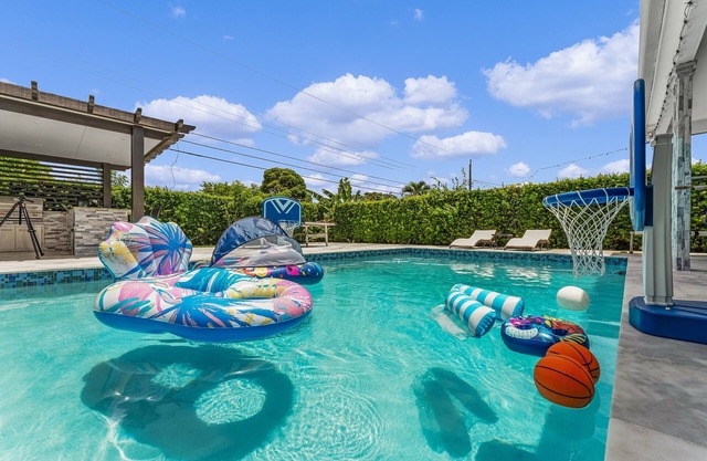 Family Haven, Modern heated Pool & Grill!