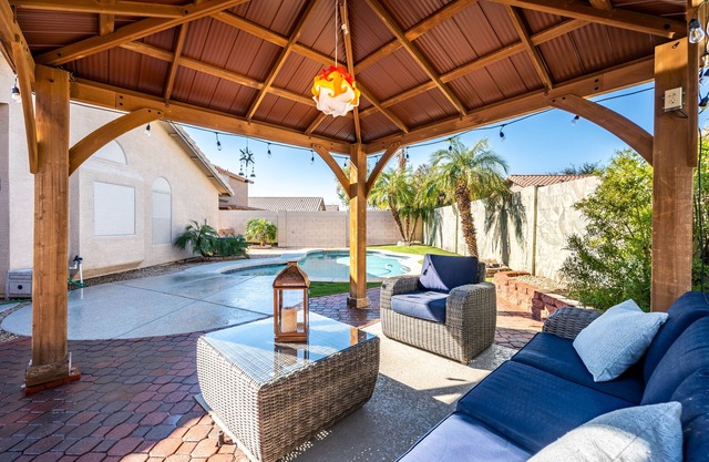 Family Home 3 beds/Private Heated Pool-10 mins to Stadium.