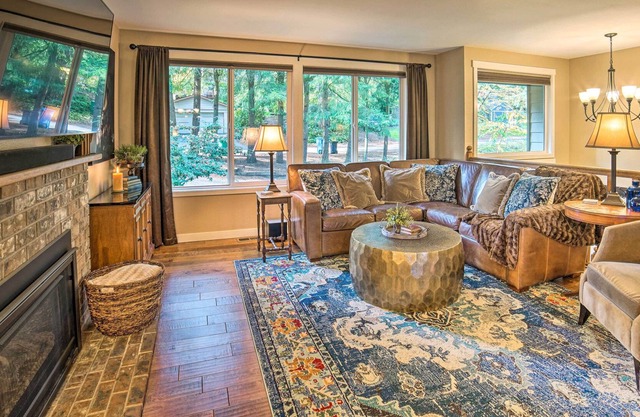 Family Home w/ Hot Tub - 12 Mi to Space Needle!