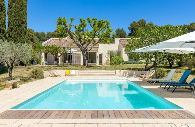 Family home with pool at the foot of the Garlaban mountains