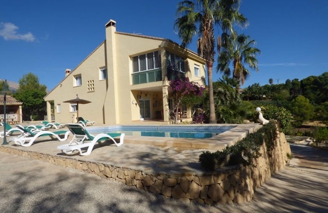 Family Home with private pool - sleeps 10